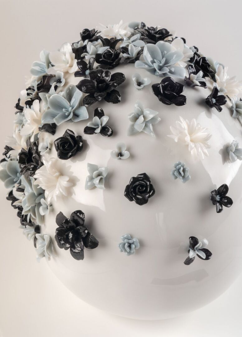 Life Is Flower (Black&White) Lladro