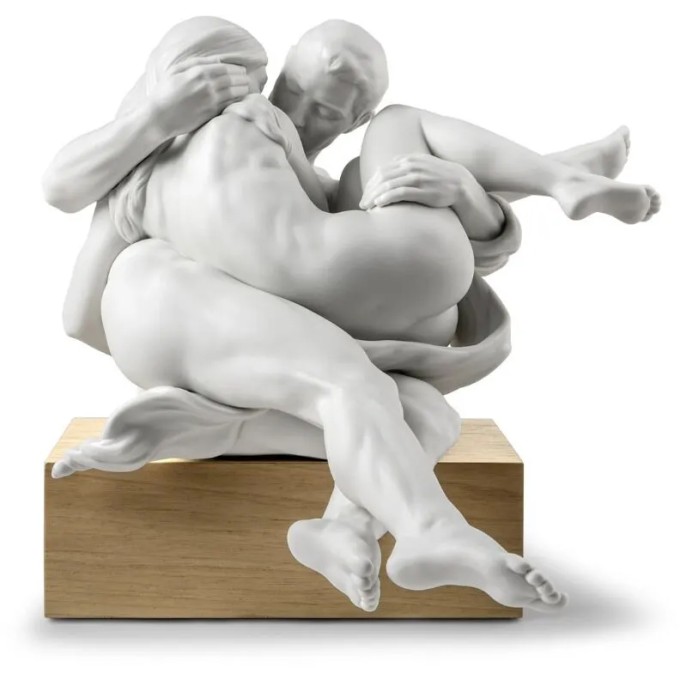 Scultura coppia abbracciata