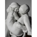 Scultura coppia abbracciata