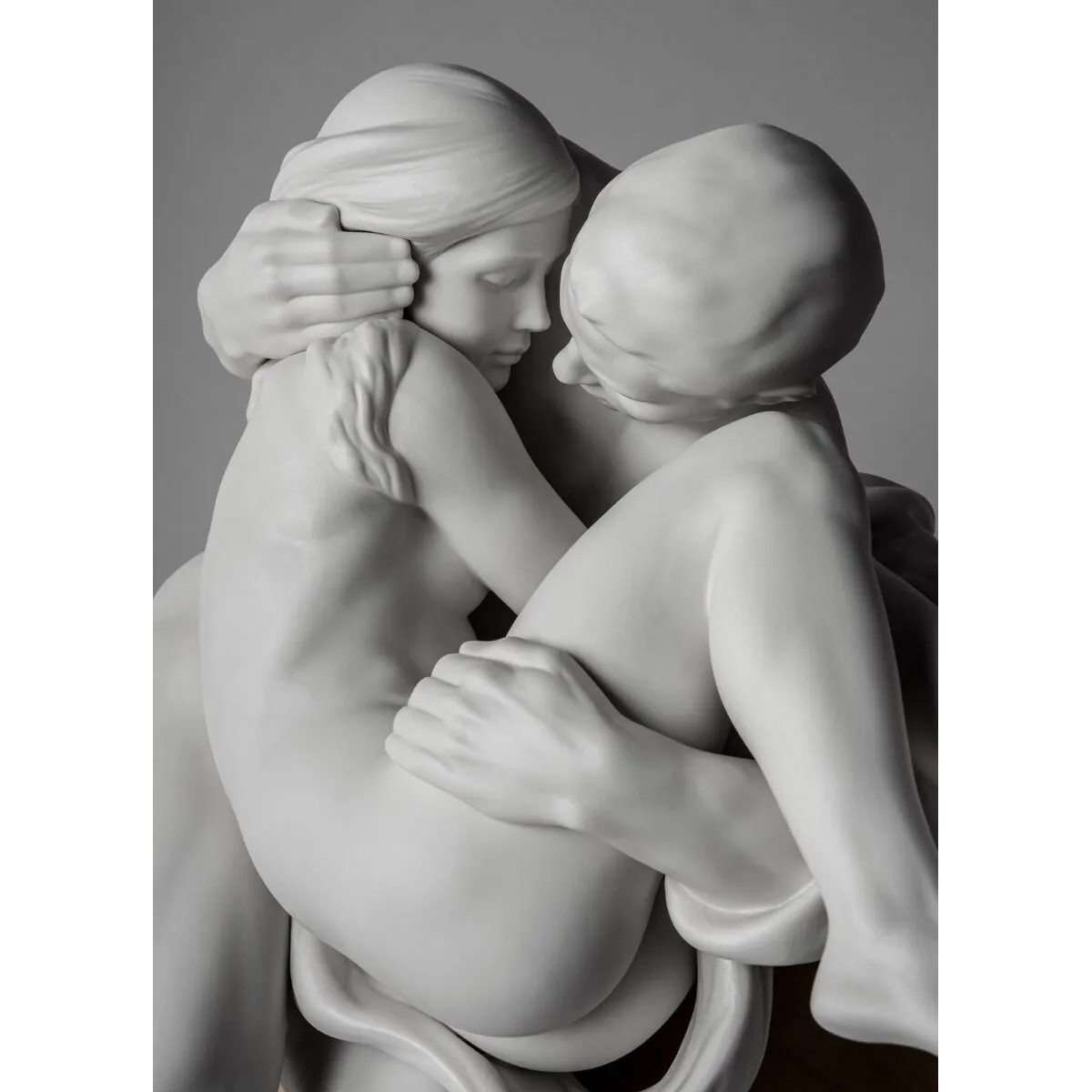 Scultura coppia abbracciata