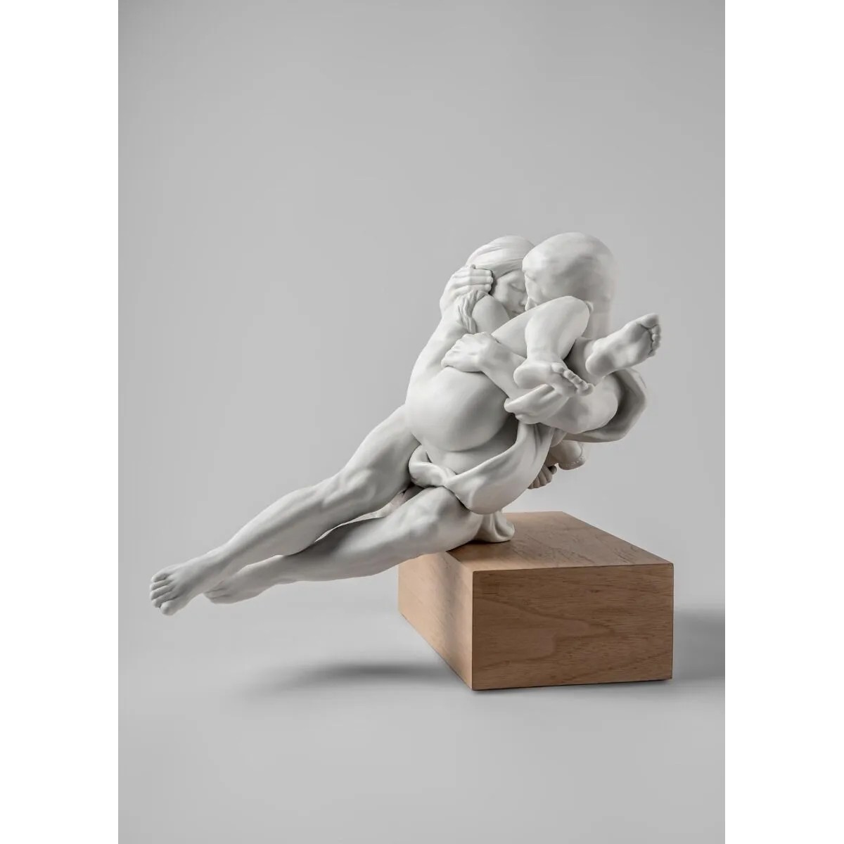 Scultura coppia abbracciata