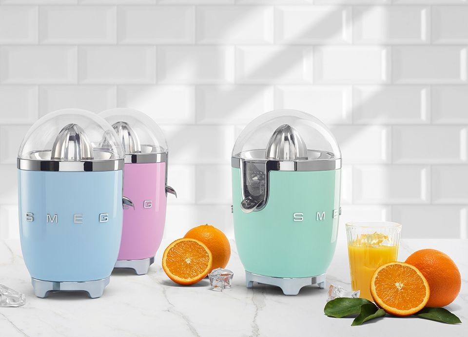 Spremiagrumi azzurro estetica anni 50 smeg